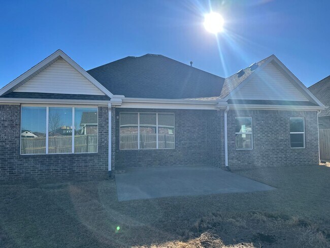 Building Photo - Available Now! Modern 3-Bedroom, 2-Bathroom Home in Legendary Subdivision near Shaw Elementary