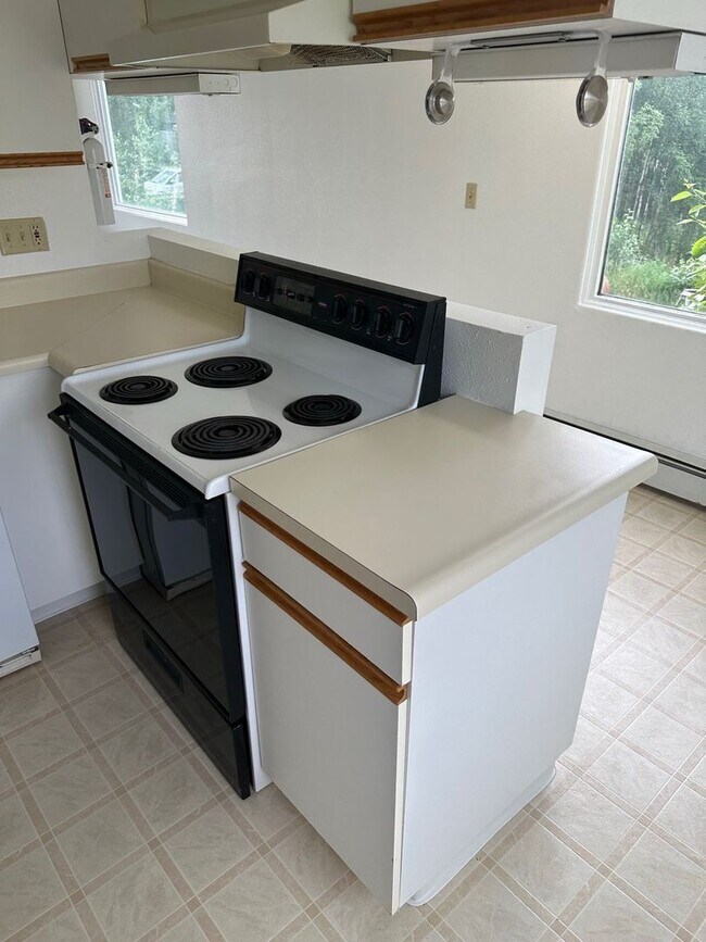 Building Photo - 2 BD, 1 BA Apartment Nestled Back on a Culd-de-Sac