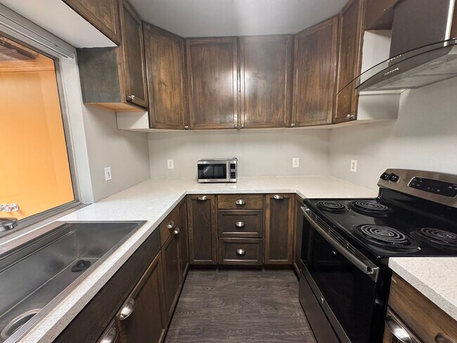 Building Photo - Modern 3-Bedroom Townhome with Garage & Pr...
