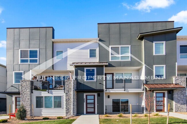 Building Photo - Contemporary Townhome in the Vibrant Interquest Low Maintenance Community with 2 car garage, Wash...