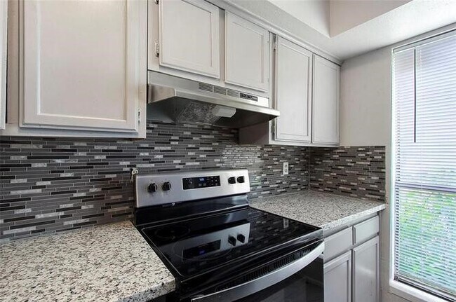 Building Photo - 8704 Victorian Village Dr