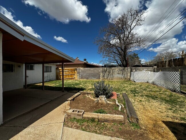 Building Photo - 908 Faye Pl NE