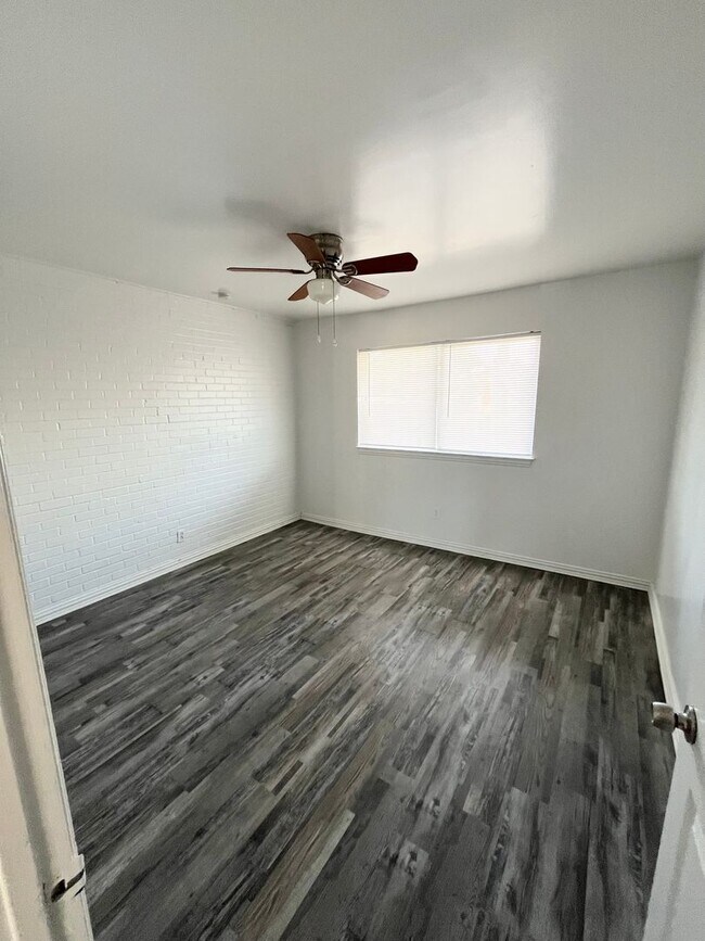 Building Photo - Move In ready 2 Bedroom 1 Bath $500.00 off...