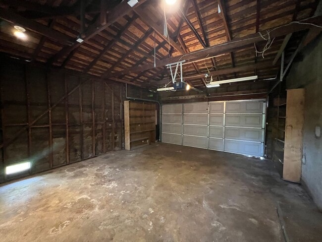 Building Photo - Single story close to shopping and freeway access!