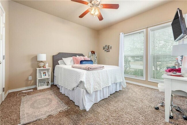 Building Photo - Available August 2026! 4 Bed, 4 Bath in Un...