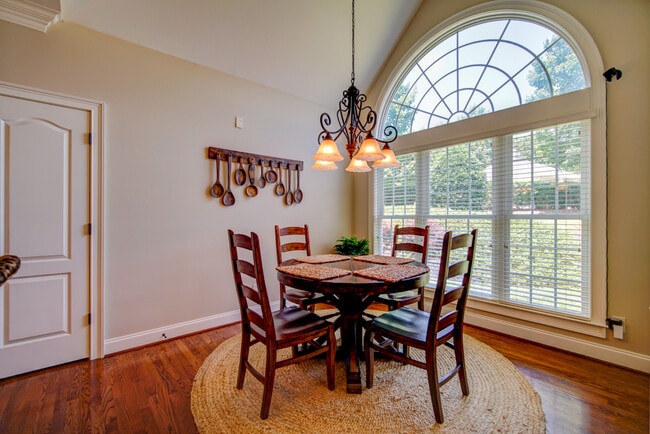 Building Photo - 5 BR, 3 BA Home Quiet Cul de Sac, Convenie...
