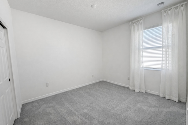 Building Photo - Charming 3-Bed Oasis with Elegance in Haines City!