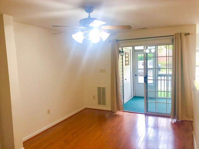 Building Photo - Updated 2 Bedroom Lower Level Condo in Gle...