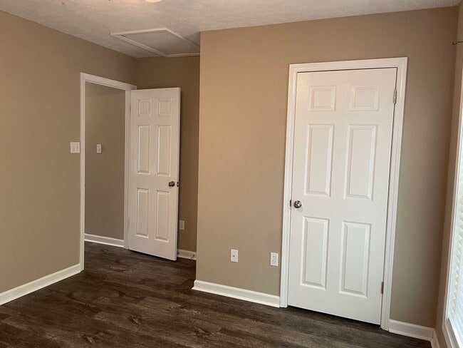 Building Photo - Beautiful 2 bed, 1 full, 2 half bath 2 sto...