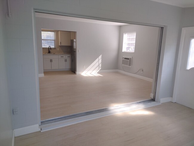 Building Photo - Adorable UPDATED 1 bedroom 1 Bath home wit...