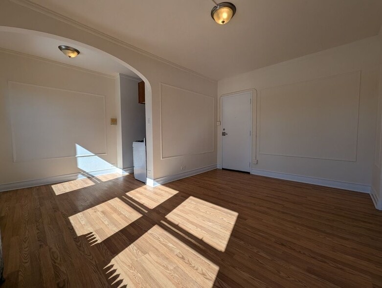 Building Photo - 5417 N Kenmore Ave