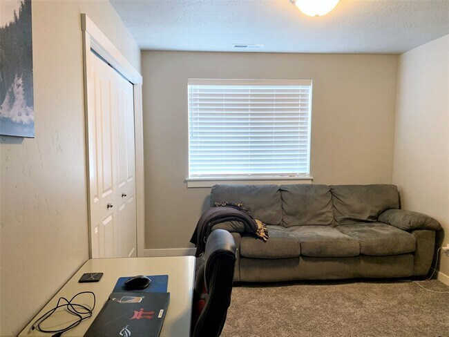 Building Photo - Newer 4 bed 2.5 bath home off Overland and...