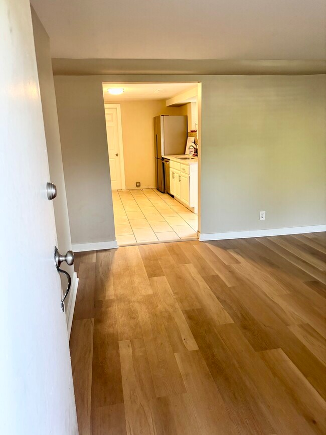Building Photo - 318 S Dale Ct