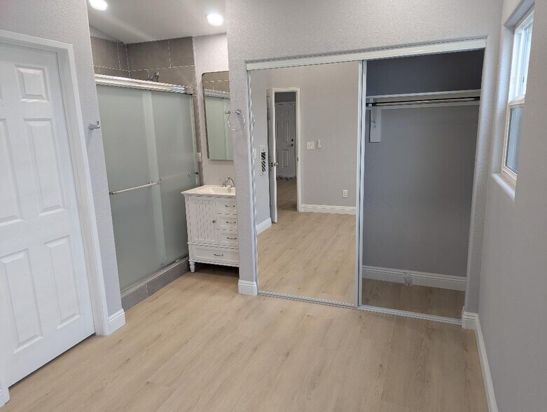 Ensuite shower, vanity, and large mirrored closet - 327 E Palomar St