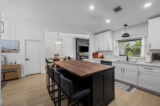 Building Photo - 10561 Paso Fino Dr
