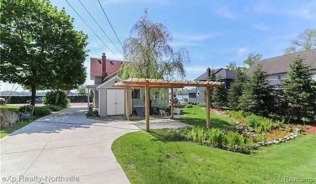 Building Photo - 212 S Pontiac Trail