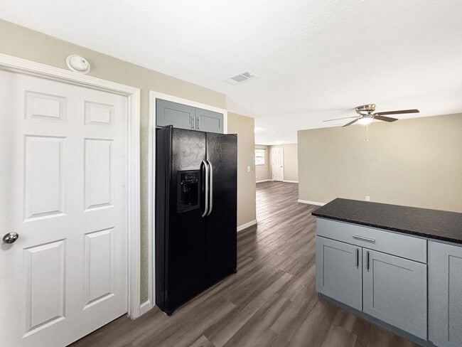 Building Photo - 122 Drew Ave