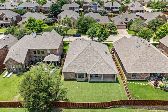Building Photo - This one checks all the boxes—location, la...