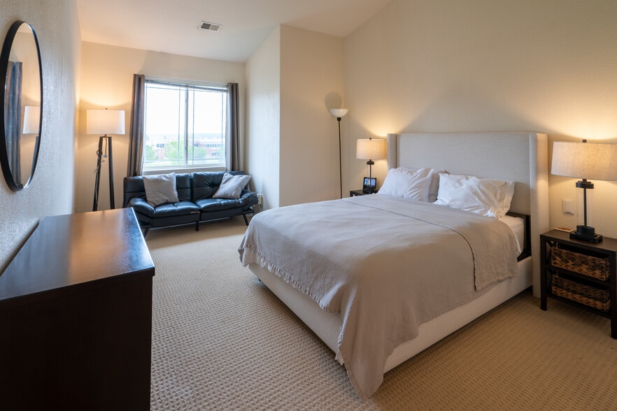 Large master bedroom - 8445 S Holland Way