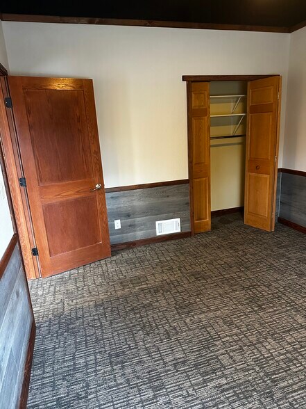 Building Photo - 208 4th St