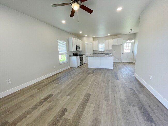 Building Photo - Stunning 2bd 1ba house in a new neighborhood
