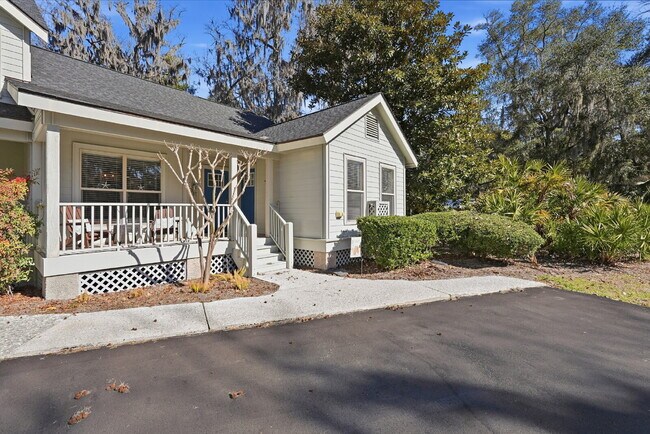 Building Photo - "Coastal Comfort Awaits: Spacious 2-Bed, 2-Bath Furnished Condo in Shipyard on Hilton Head Island!"