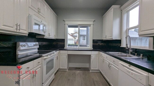 Building Photo - 4520 S Thompson Ave