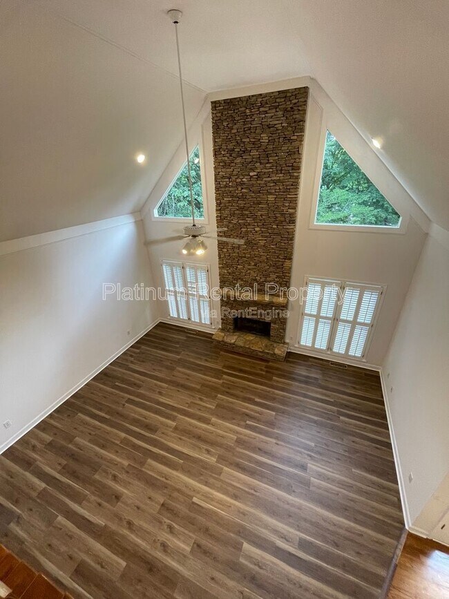 Building Photo - 870 Ingleside Dr