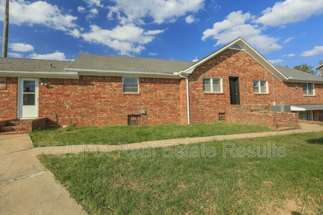 Building Photo - 1741 E 1st Ave