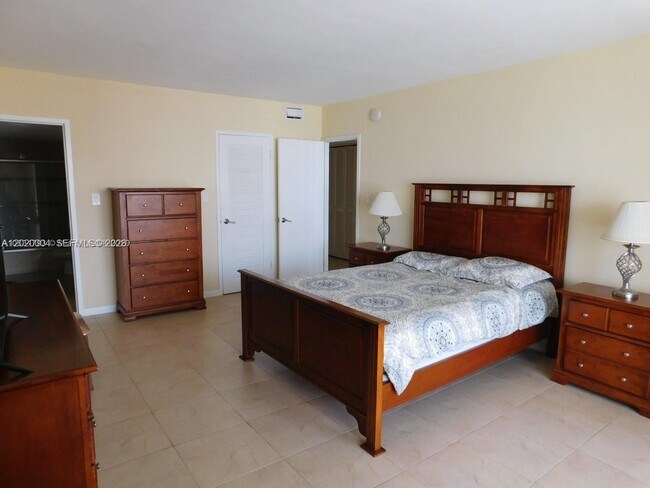 Building Photo - 5401 Collins Ave