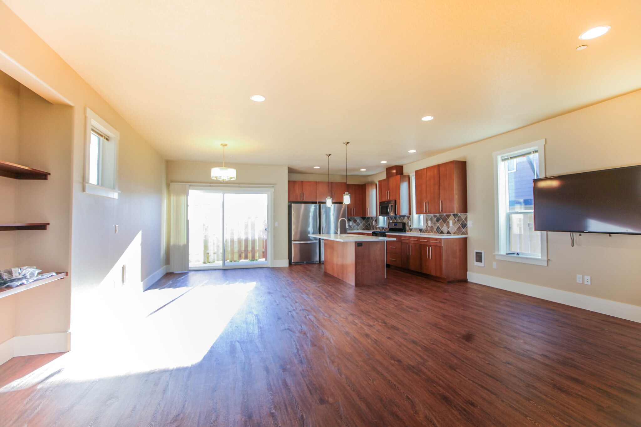 Building Photo - 900 SW Grove St