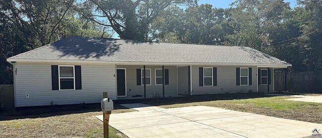 Building Photo - 301 Doyle St