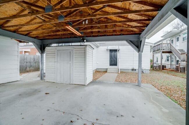 Building Photo - 2403 Flint St