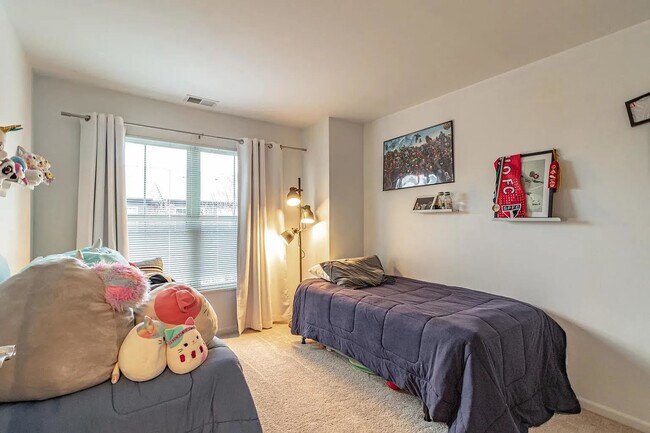 Building Photo - 721 Summit Ln