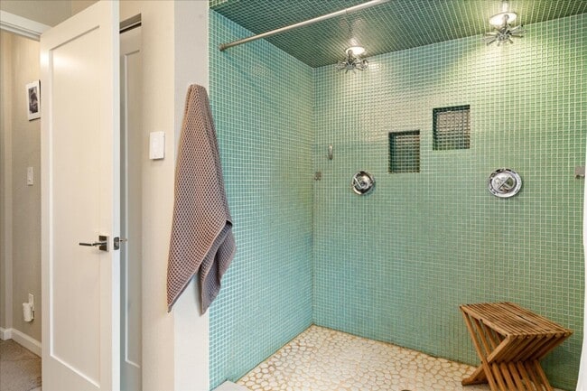 Building Photo - 2Bd/1.25Ba Seattle Townhouse