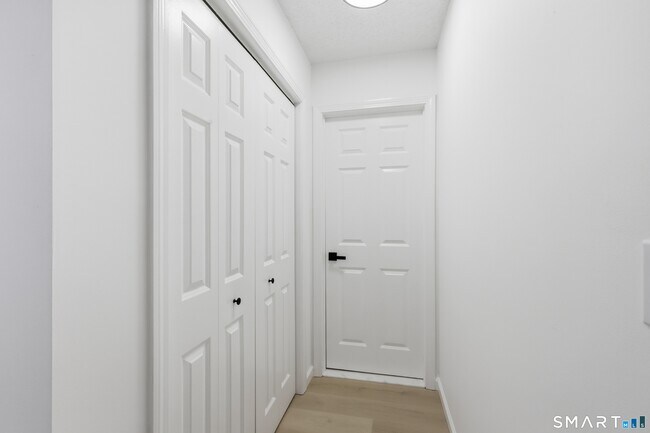 Building Photo - 70 Victoria Ct