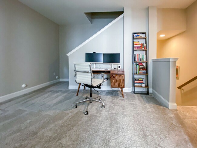 Building Photo - Beautiful Townhome at Manordale - LEASE TA...