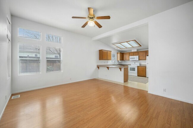 Building Photo - 351 Lark Dr