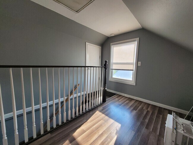 Building Photo - Great NE location 3 bedroom 1 bath, 1 stal...