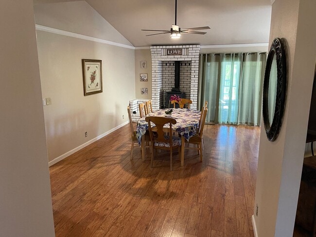 Building Photo - Oroville-Furnished-Turnkey-3 bedroom 2 bath home, hot tub, gazebo, landscaped yard, solar