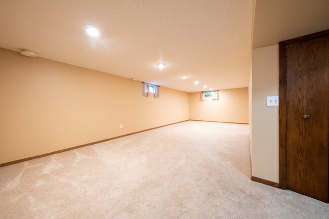 Building Photo - 13784 Fairlawn Ave