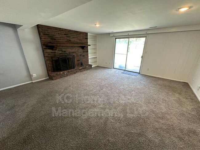 Building Photo - 209 NW Highland Ln