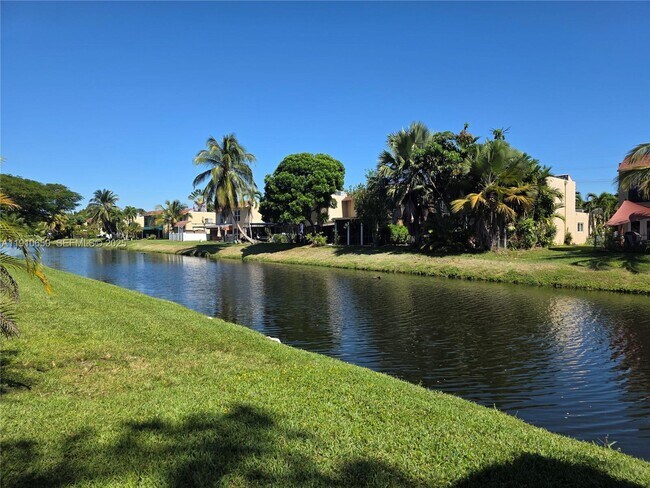 Building Photo - 10399 N Kendall Dr