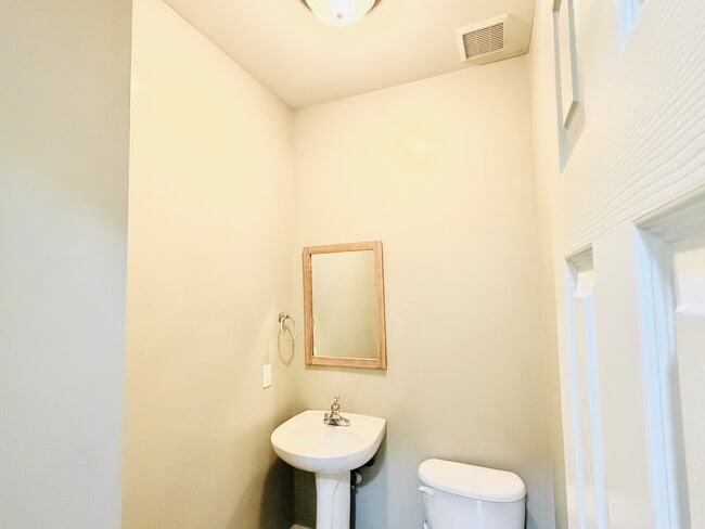 Building Photo - 207 Ivy Park Ln