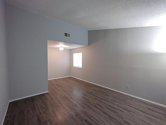 Building Photo - 1620 W Braker Ln