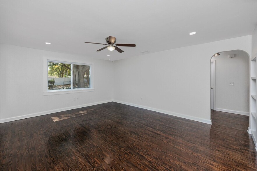 Building Photo - 14744 Sunset Dr