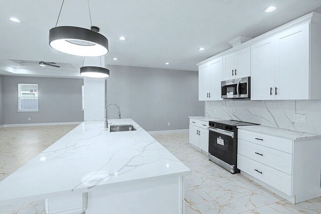 Building Photo - 208 Rd 5714