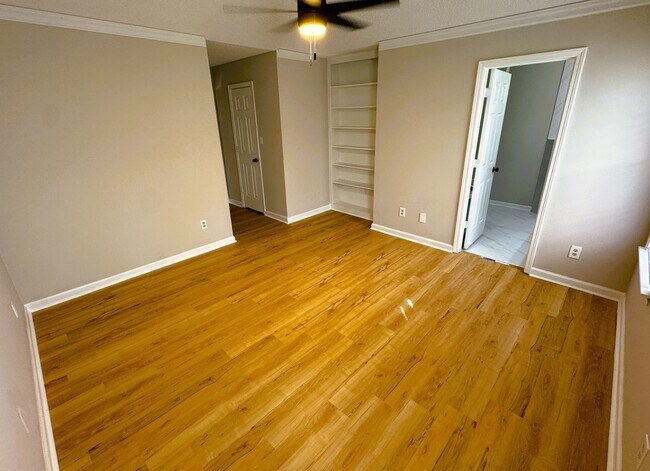 Building Photo - 2250 Lake Hill Ct