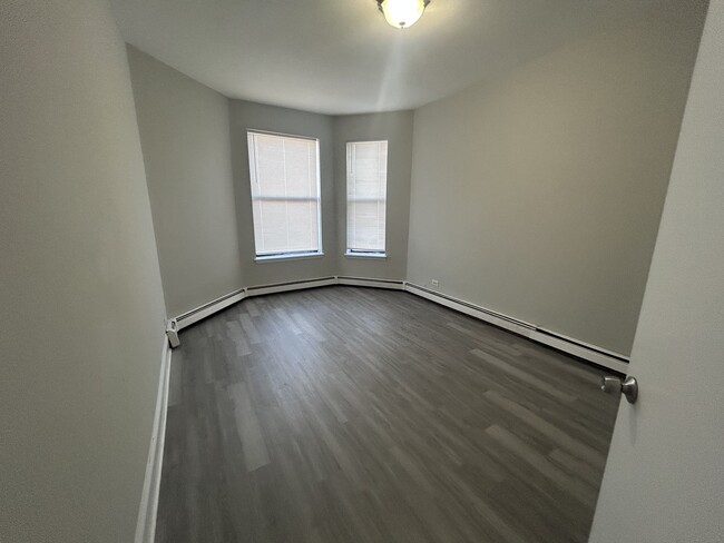 Building Photo - 364 E 59th St