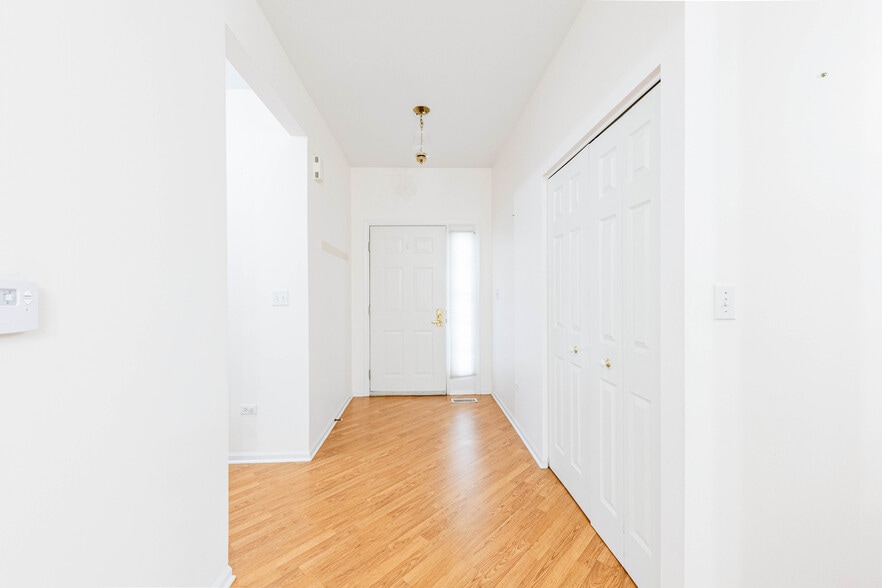 entryway, front door - 2965 Stockton Ct